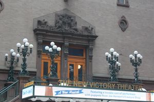 주철 조명 기둥이 있는 현관