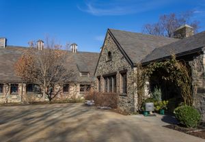 스톤 반스 식품 농업 센터(Stone Barns Center for Food & Agriculture)는 이 지역의 선도적인 비영리 농장 및 교육 센터입니다.