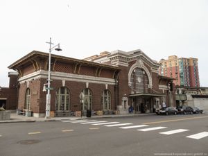 욘커스역은 암트랙 광역 열차와 메트로-노스 철도 통근 열차를 운행한다.