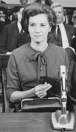 1967년, 남편에 대한 혐의를 조사하는 하원 위원회 청문회에 참석한 이베트 디아고 파월