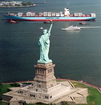 리버티섬 위 포트 우드의 별 모양 벽은 자유의 여신상의 베이스가 되었다.