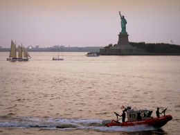 미국 해안경비대(US Coast Guard)가 자유의 여신상의 뒷편을 순찰하고 있다.