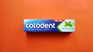 폴란드에서 판매되는 콜게이트-파몰리브의 Colodent 치약