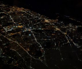 나소 군의 야경 항공 사진, 서북서쪽에서 촬영; 헴프스테드가 중앙에 위치하며, 다양한 방향으로 뻗어 나가는 도로가 보임; 존스 비치 섬으로 가는 다리가 오른쪽 상단에 위치. 그랜드 센트럴 파크웨이–크로스 아일랜드 파크웨이 인터체인지는 왼쪽 하단에서 거의 보이지 않으며, 퀸스 내에 있는 군 외곽에 위치.