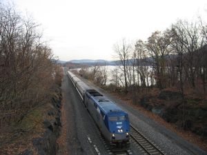 GE 제네시스 P32AC-DM 701호가 허드슨 고지를 통과하여 허드슨강을 따라 엠파이어 서비스를 운행하고 있다.