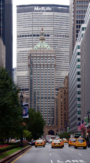 북쪽에서 본 모습, 앞에 뉴욕 중앙 빌딩(현재 헬름슬리 빌딩)이 보임