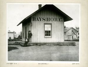 1879년 9월 롱아일랜드 베이쇼어의 역. 조지 브래드포드 브레이너드의 콜로디온 은 유리 습판 네거티브로 현재 브루클린 박물관에 전시되어 있다.