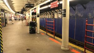 타임스퀘어 역 리모델링 프로젝트 시작; 플랫폼은 파란색 공사 벽으로 덮여 있음