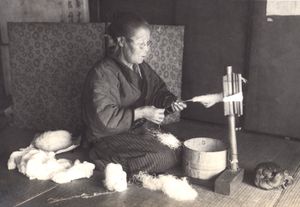 1914년 일본에서 손으로 실을 잣는 모습