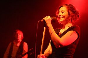 여성 보컬이 리드 보컬을 맡는 경우도 많다. 사진은 이 장르 초기의 보컬리스트인 더 개더링의 안네케 반 기어스베르겐.