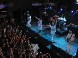 2017년 페루 리마에서 공연하는 라쿠나 코일