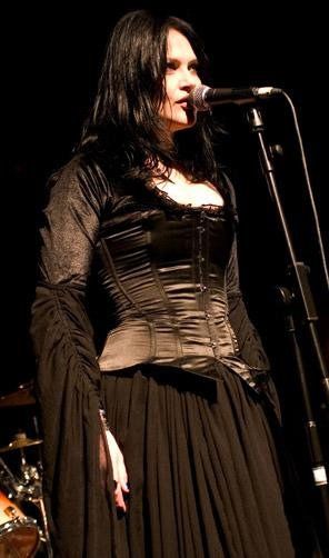 비베케 스테네는 18세에 트리스타니아에 합류하여 10년 넘게 밴드의 소프라노 보컬리스트로 활동했다.