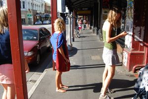 멜버른의 브런즈윅 스트리트에서 맨발로 다니는 여성