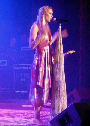 무대에서 맨발로 공연하는 가수 조스 스톤