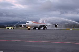 이베리아 항공 에어버스 A340-600 항공기가 2013년 10월 28일 마드리드 바라하스에서 키토 - 마리스칼 수크레 국제공항으로 향하는 첫 비행을 하고 있다. 이는 유럽과 연결되는 공항의 첫 대서양 횡단 노선이었으며, 전통적인 물대포례로 기념되었다.