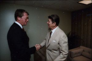 버닝이 1983년 로널드 레이건 대통령과 인사하고 있다.