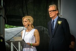 앤더슨과 빌 나이가 2016년 6월 런던 트라팔가 광장에서 열린 조 콕스의 생일 기념 행사