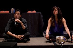 2011년 동료 사령관 셰퍼드 성우 마크 미어와 함께 있는 헤일