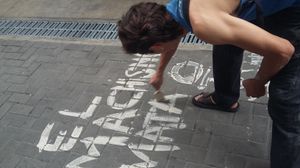 “마초는 죽인다”를 표현하는 거리의 낙서