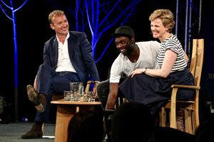 피크(오른쪽)는 2016년 헤이 페스티벌에서 제리 브로튼, 파파 에세이두와 함께