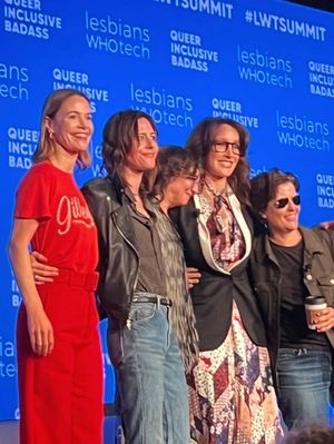 2023년 10월 Lesbians Who Tech & Allies Summit에서 레이샤 헤일리, 캐서린 뫼닝, 일린 차이킨, 제니퍼 빌스, 카라 스위셔