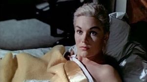 자살을 시도한 후 스코티의 침대에서 깨어나는 마들렌 역의 킴 노박(Kim Novak)