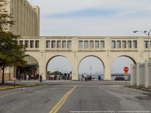 브루클린 육군 터미널의 아치형 다리, 아캄 주립 병원의 외부를 묘사하는 데 사용됨.