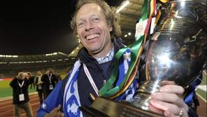 미셸 프뢰돔이 2010년 KAA 헨트와 함께 벨기에 컵에서 우승한 후 컵을 들고 있다.