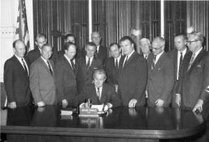 1965년 텍사스 A&M 대학교 시스템에서 알링턴 주립 대학을 분리하는 법안에 서명하는 코널리 주지사