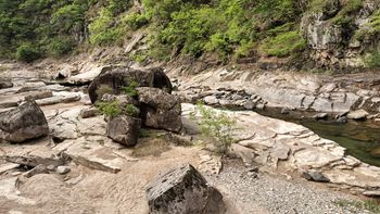 단양국가지질공원 하선암과 계곡의 백악기 흑운모 화강암
