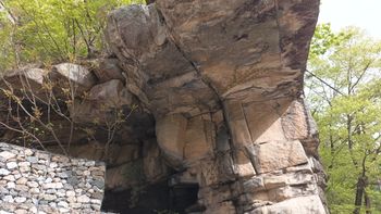 국도 제59호선 위로 돌출된 흑운모 화강암