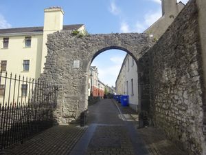 중세 도시 성벽의 일부인 블랙 프레렌 게이트