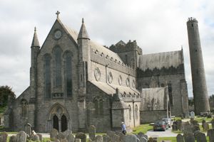 성 케니스의 대성당과 킬케니가 발달한 주변의 둥근 탑