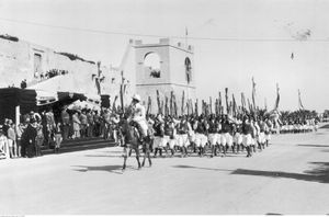 키레나이카를 방문한 비토리오 에마누엘레 3세와 로돌포 그라치아니 총독 앞에서 열린 리비아 식민군의 퍼레이드 (1932년 2월)