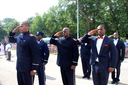 네이션 오브 이슬람의 구성원. 이들은 집회 시 검은색 정장이나 군복 스타일의 옷을 착용하는 것으로 알려져 있다.