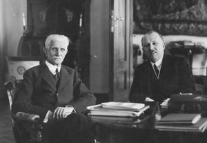 바르텔 (오른쪽)과 Sejm 의장 이그나치 다진스키, 1929