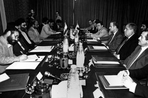  1984년 9월 6일 다마스쿠스에서 하페즈 알 아사드와 당시 이란 대통령 알리 하메네이의 만남.