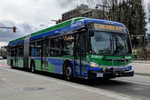 서리 시내를 주행하는 BRT용 굴절 버스