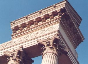 크산텐 고고학 공원에 있는 복원된 항구 신전의 모서리 부분