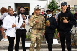 알파 파이 알파(Alpha Phi Alpha) 프래터니티 회원들이 2020년 6월 애틀랜타에서 열린 조지 플로이드 시위에서 조지아 공군 방위군을 지원하고 있다.