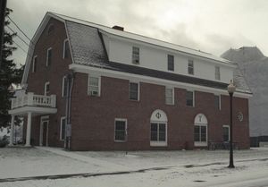 다트머스 대학교의 파이 타우 숙소. 외부 창 위에 파이와 타우가 보인다. 클럽 이름이 숙소를 직접 가리키는 경우가 많다.