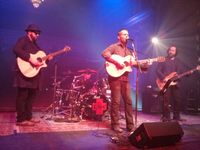 포스트 그런지 밴드 중 하나인 Live가 2013년에 공연하는 모습