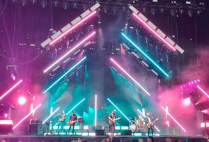 퀸스 오브 더 스톤 에이지가 애프터쇼크 페스티벌 2023에서 공연하고 있다.