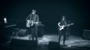 줄리엔 베이커와 함께 공연하는 깁버드(왼쪽)