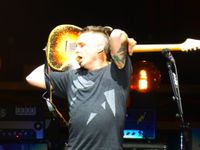 2013년 11월 21일 샌디에이고 비에자스 아레나에서 공연 중인 매크리디