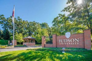 저드슨 대학교(Judson University)의 입구, 미국 일리노이주 엘긴에 위치