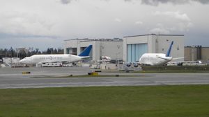 페인 필드에 있는 보잉 에버렛 공장의 두 대의 드림리프터