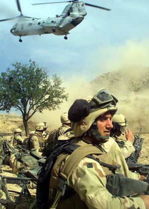 2004년, 남부 중앙 아프가니스탄에서 제22 해병 원정대의 해병대를 내려준 후 출발하는 CH-46