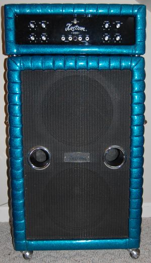 1971년 Kustom 200 베이스 앰프는 2 x 15" 스피커 캐비닛 위에 별도의 앰프 헤드를 갖추고 있다.