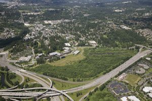 405번 주간고속도로와 522번 주도의 교차로 항공 사진, 워싱턴 대학교 보셀 캠퍼스 근처